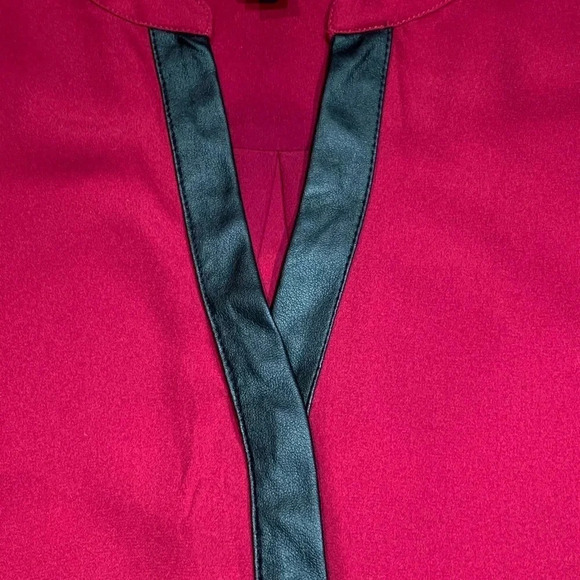 Banana Republic Faux Leather V-Neck Trim Top Size 6P - Picture 3 of 7